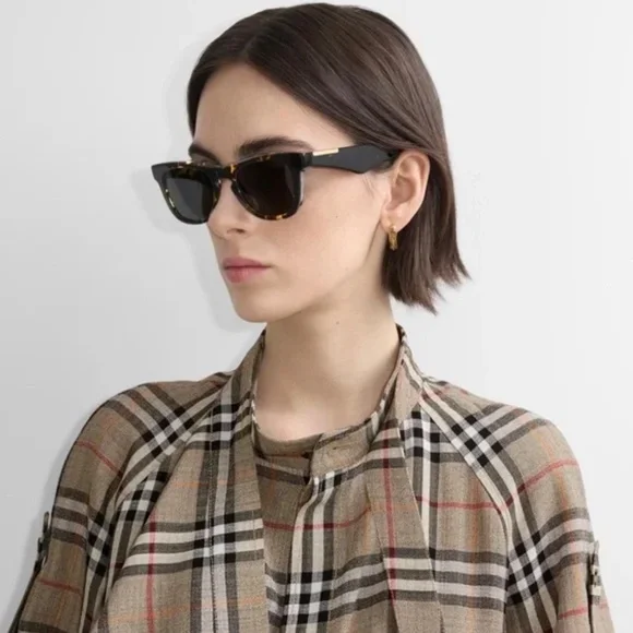 $403 Burberry Mens Unisex B 4426 Black Sunglasses Recent Style / Womens - Picture 13 of 14